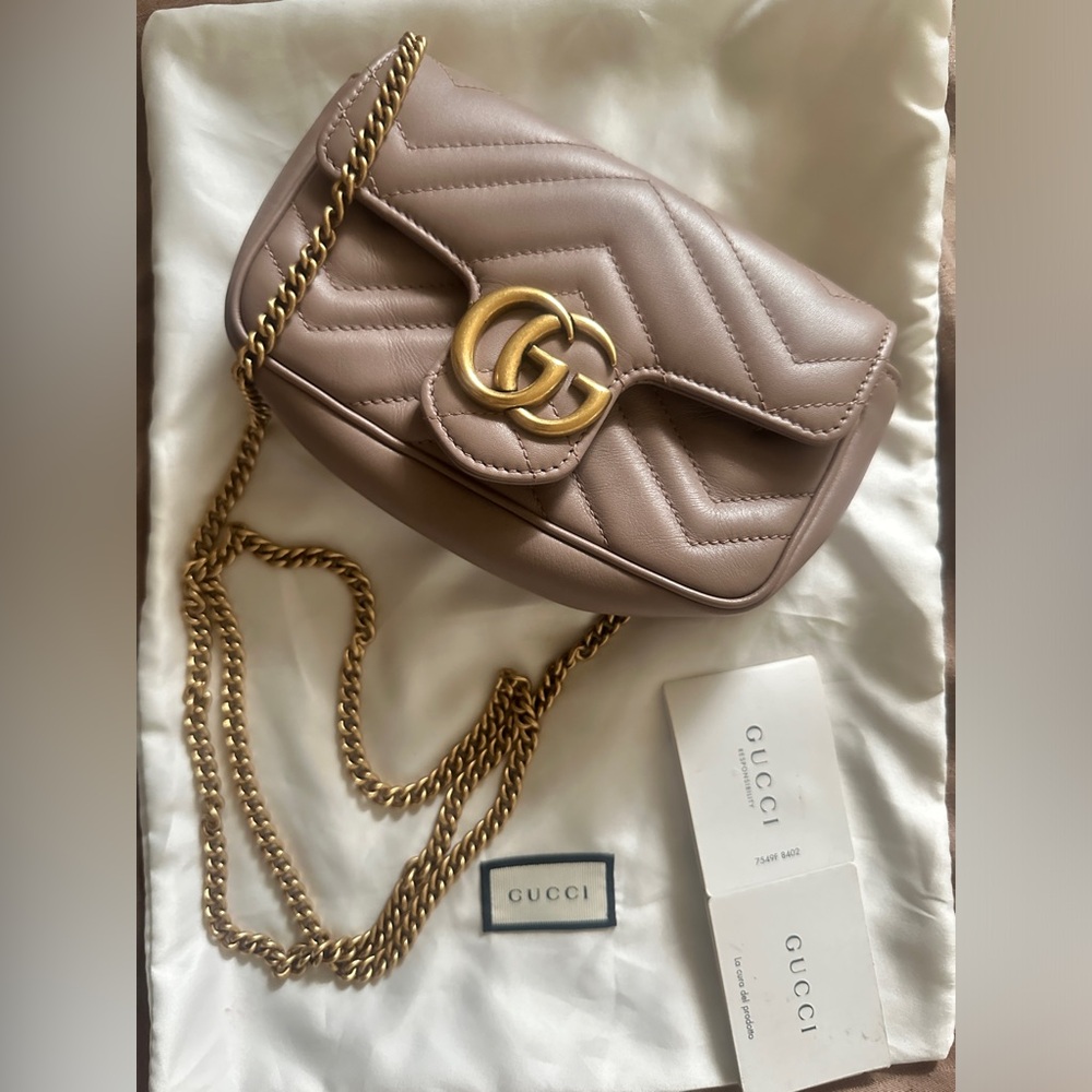 Authentic Gucci Marmont mini bag in excellent condition.
Comes with dust bag.